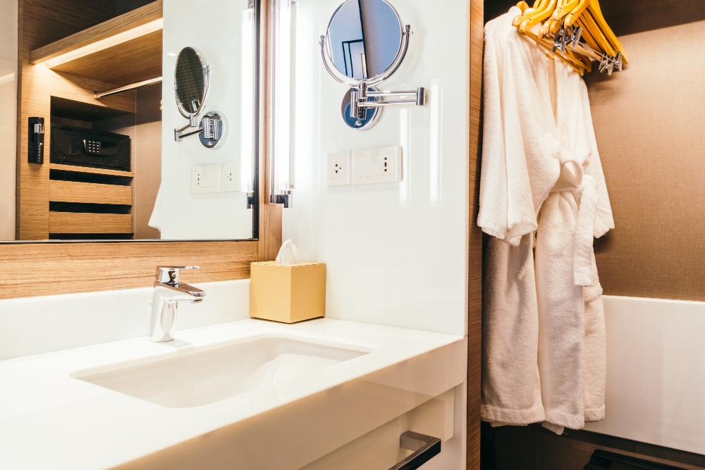 חדר אמבטיה עם ארון מראה חדר אמבטיה עם ארון מראה