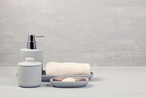 סט אביזרים לחדר האמבטיה סט אביזרים לחדר האמבטיה